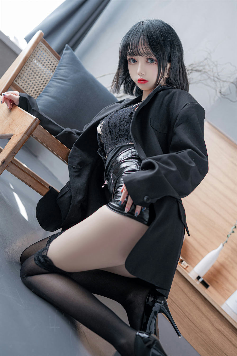 日奈娇 - 禁欲西装 - 第1张 - 机器猫次元