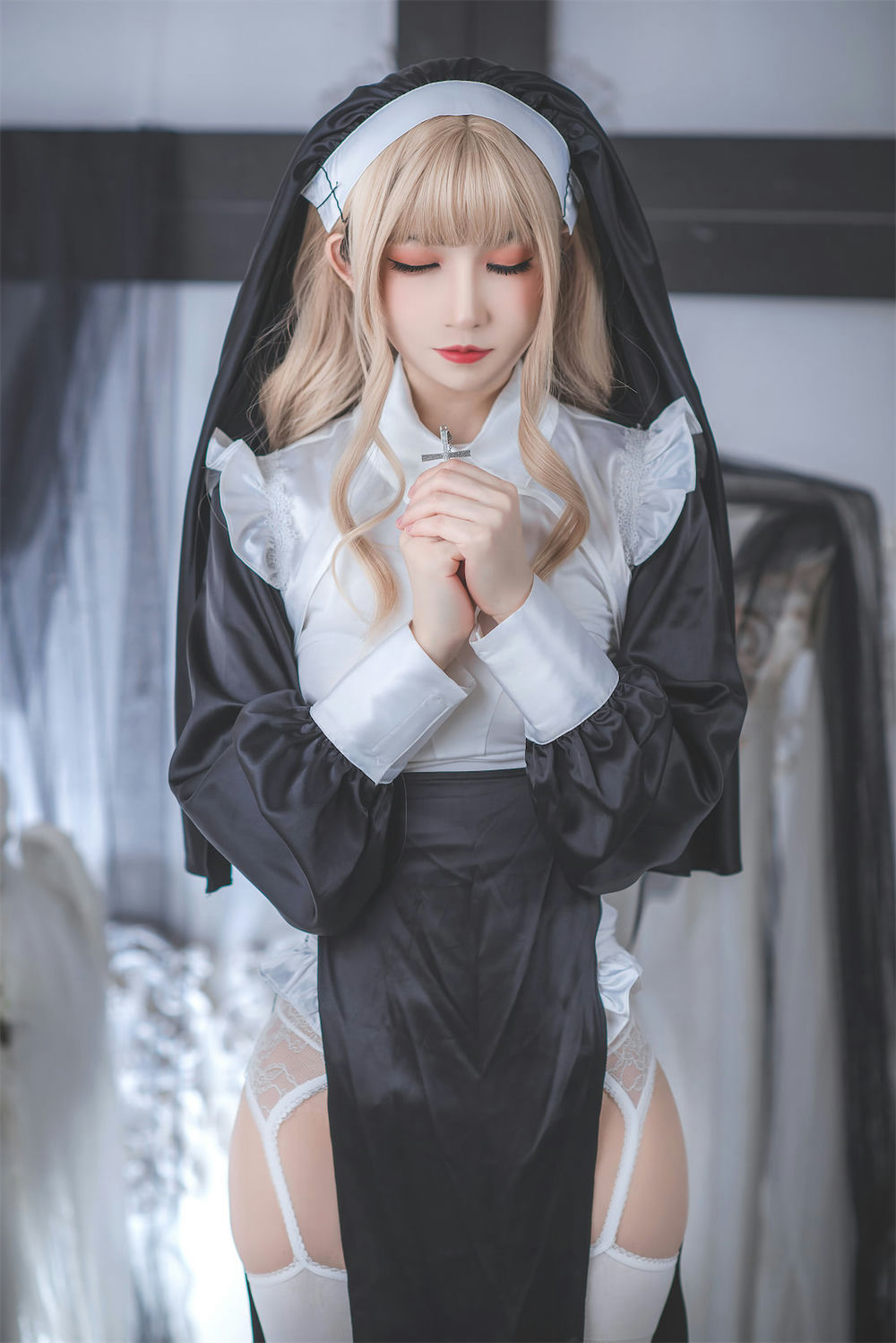 coser衣衣 - 修女写真 - 第1张 - 机器猫次元