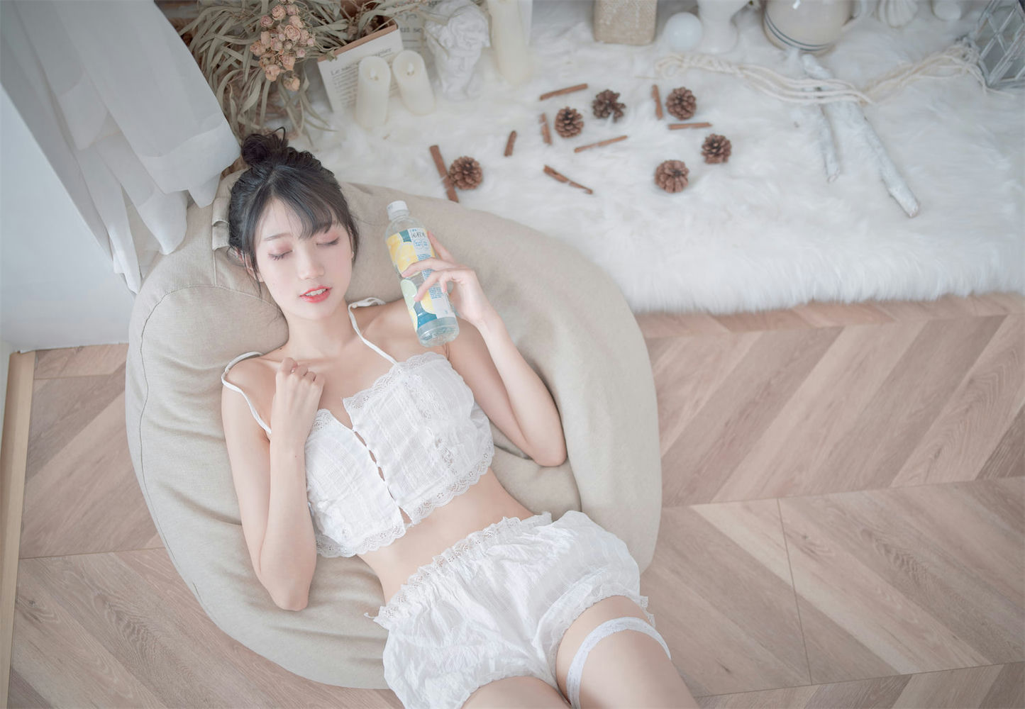 周叽是可爱兔兔 - 白色睡衣 [20P] - 第1张 - 机器猫次元