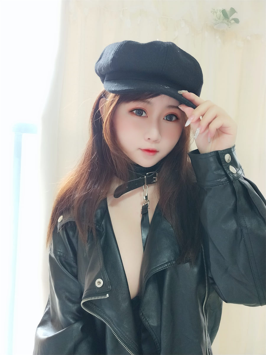 是依酱吖 - 御姐黑皮衣 [24P] - 第1张 - 机器猫次元