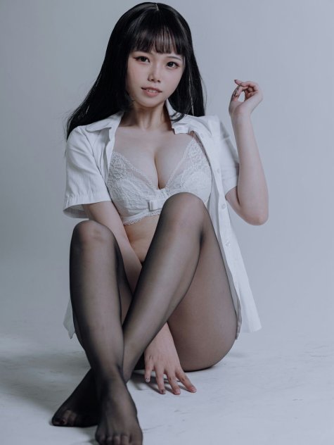 七月喵子 - 黑丝JK [31P72MB]