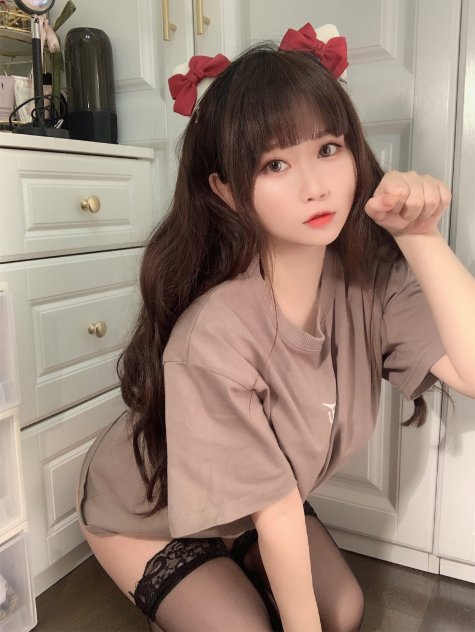 是依酱吖 - T恤底下 [31P]